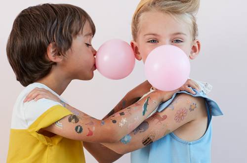 enfants avec tatouages sur les bras