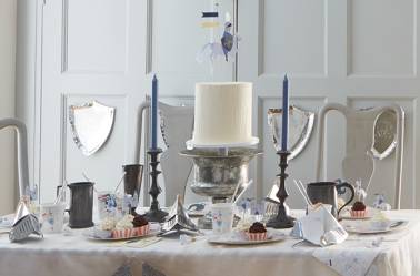 caissettes et pics chevalier et dragon gâteau anniversaire