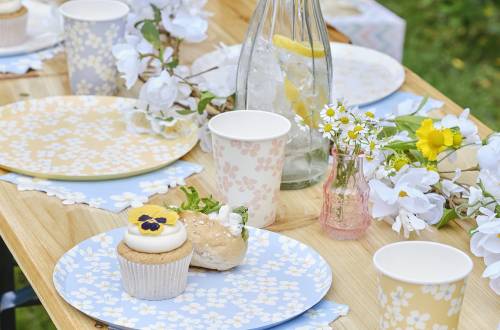 Table anniversaire à fleurs