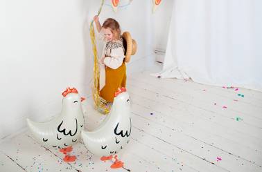 fermière avec une poule