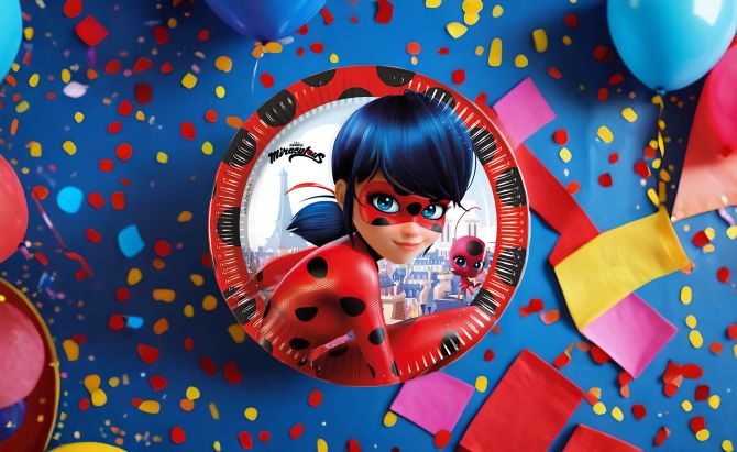 assiette miraculous ladybug sur une table d'anniversaire