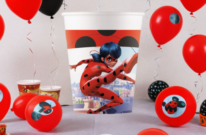 gobelets Ladybug  sur une scène d'anniversaire pour enfants