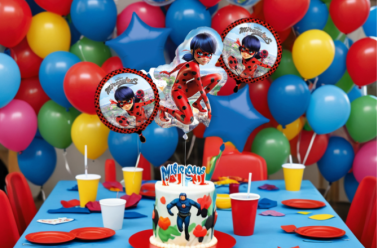 set de ballons ladybug autour d'une table d'anniversaire rempli de confettis