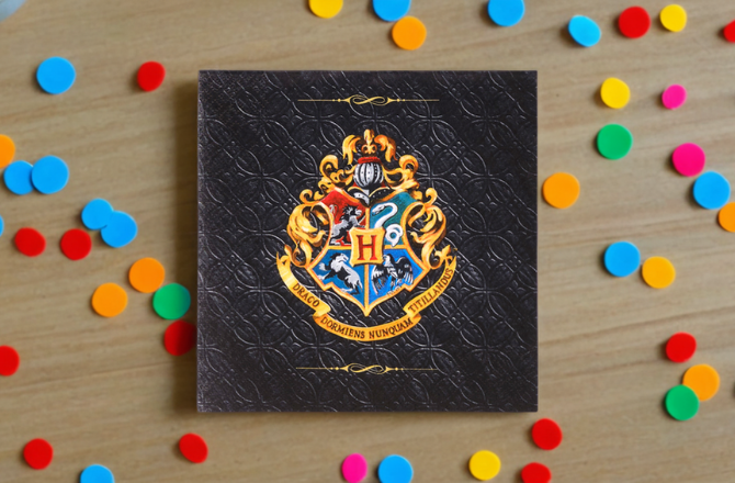 Serviettes noires Harry Potter disposées sur une table décorée d'anniversaire.
