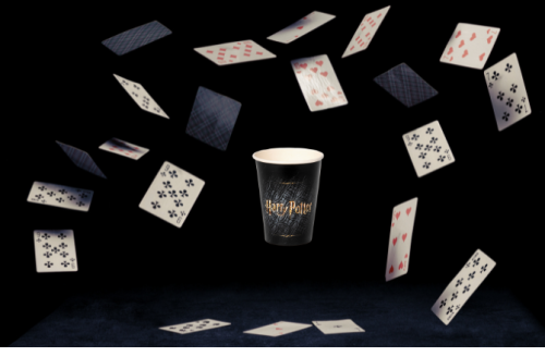 gobelet harry potter en carton autour de cartes de jeu