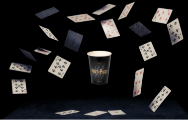 gobelet harry potter en carton autour de cartes de jeu