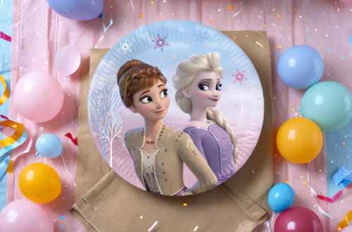 sur une table d'anniversaire une assiette reine des neiges avec la photo d'Elsa et sa soeur