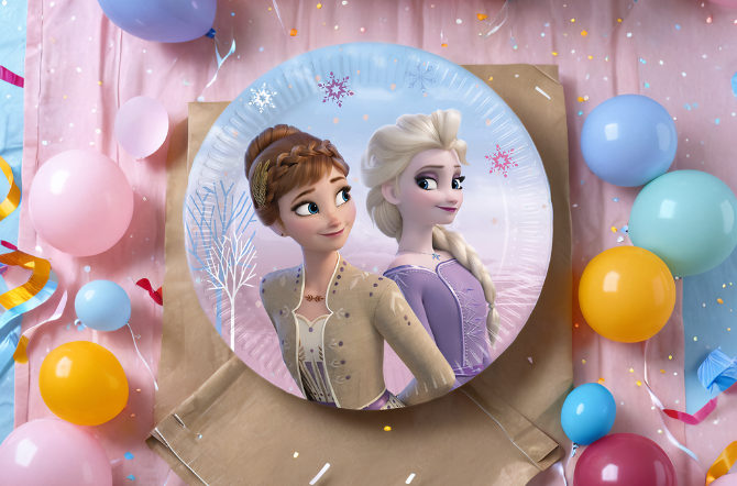sur une table d'anniversaire une assiette reine des neiges avec la photo d'Elsa et sa soeur
