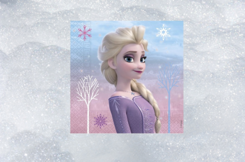 serviettes en papier avec la photo de la reine des neiges Elsa disposées sur une nappe à carreaux roses et blancs.