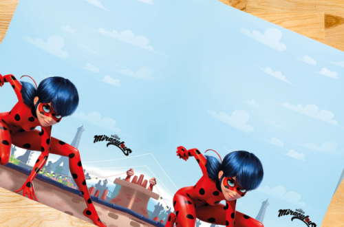 nappe miraculous ladybug posée sur une table en bois