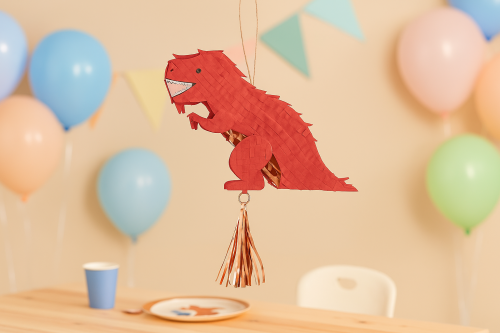 pinata rouge accrochée