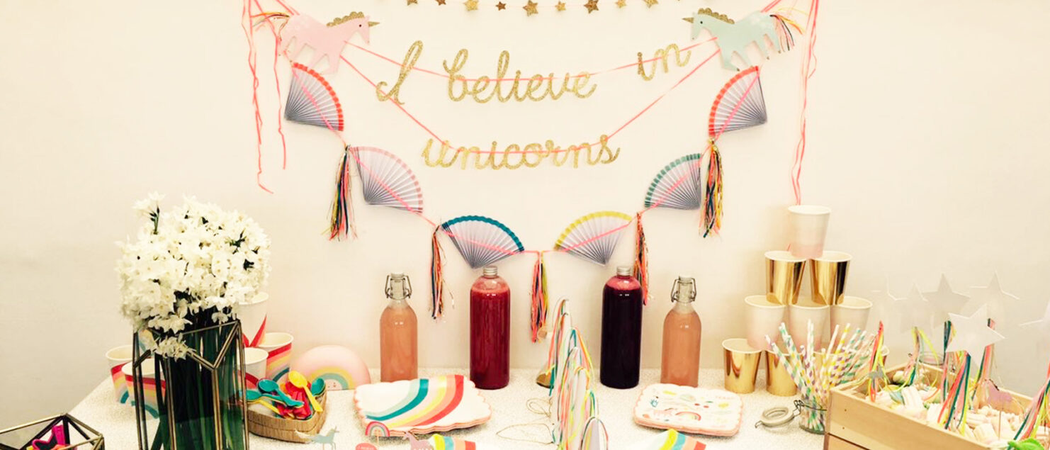 Décoration anniversaire sur le thème licorne.