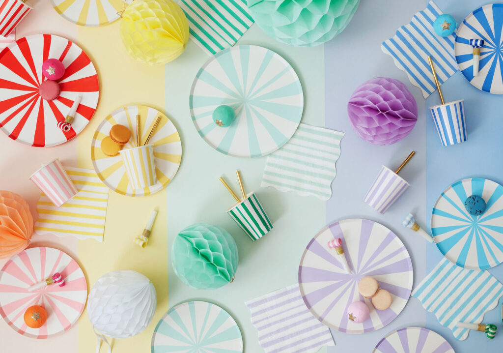 Vaisselles jetables multicolores
