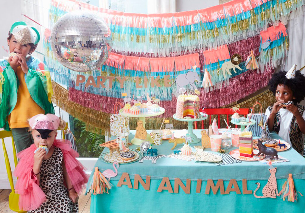 Un anniversaire lion et animaux de la savane