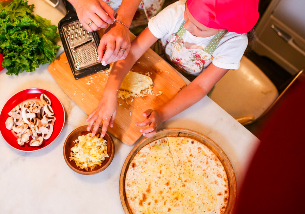 Un atelier de cuisine avec les enfants pour préparer des mini-pizzas